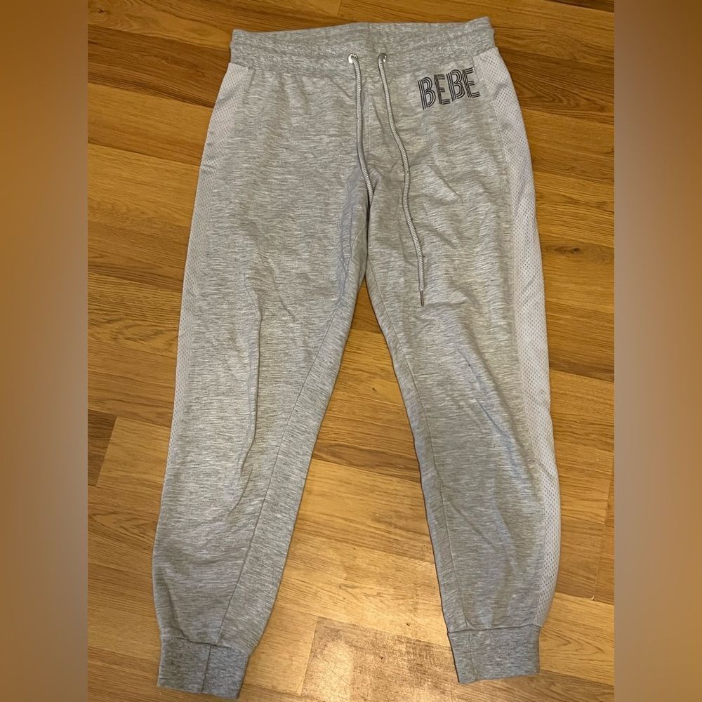 Excellent condition- size M- cute details shown in the pics -